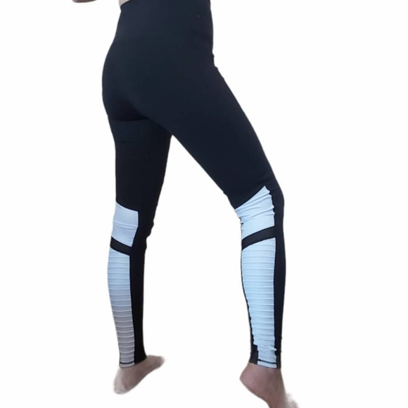 ALO Yoga  leggings . - Picture 14 of 14